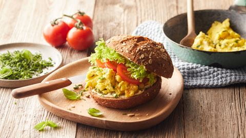 recipe image Vollkornbrötchen mit Rama, Kräuterrührei und Tomate