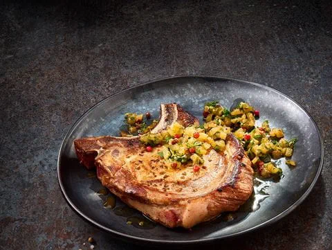 recipe image Schweinekoteletts mit Ananas und Minz-Gremolata