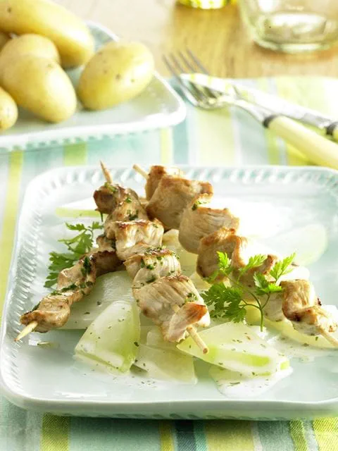 recipe image Putenspieße auf Rahmkohlrabi mit Kartoffeln