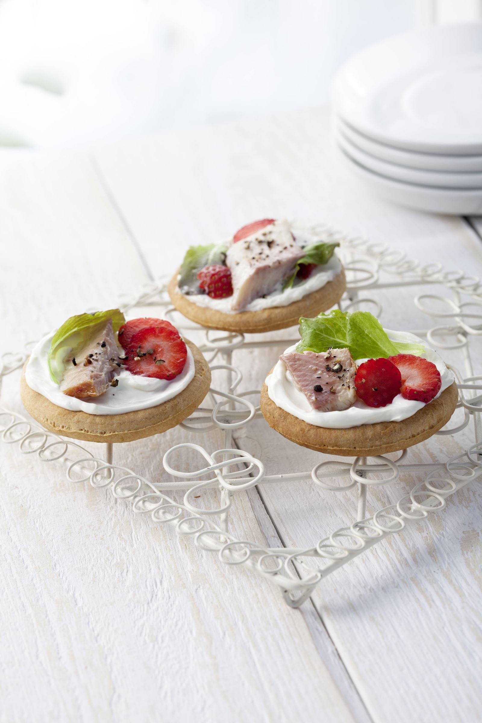 recipe image Herzhafte Minipizzen mit Erdbeeren und Räucherfisch