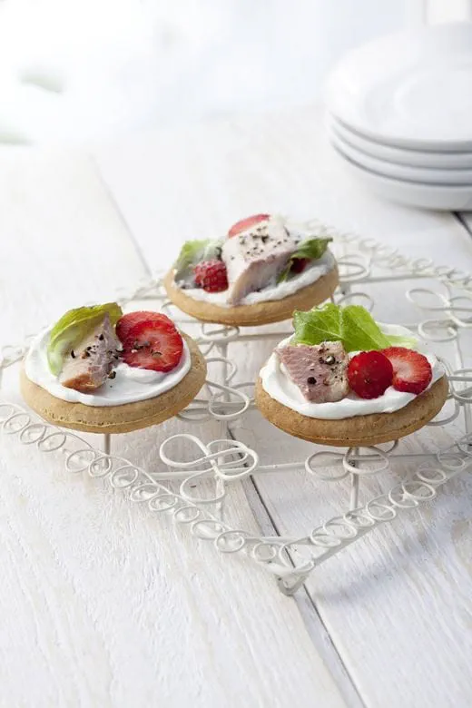 recipe image Herzhafte Minipizzen mit Erdbeeren und Räucherfisch