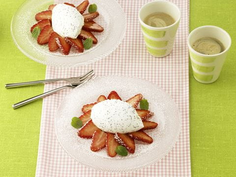 recipe image Quarkmousse mit Erdbeersalat