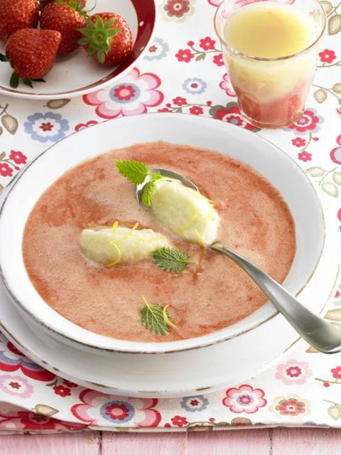 recipe image Erdbeerkaltschale mit Grießklößchen