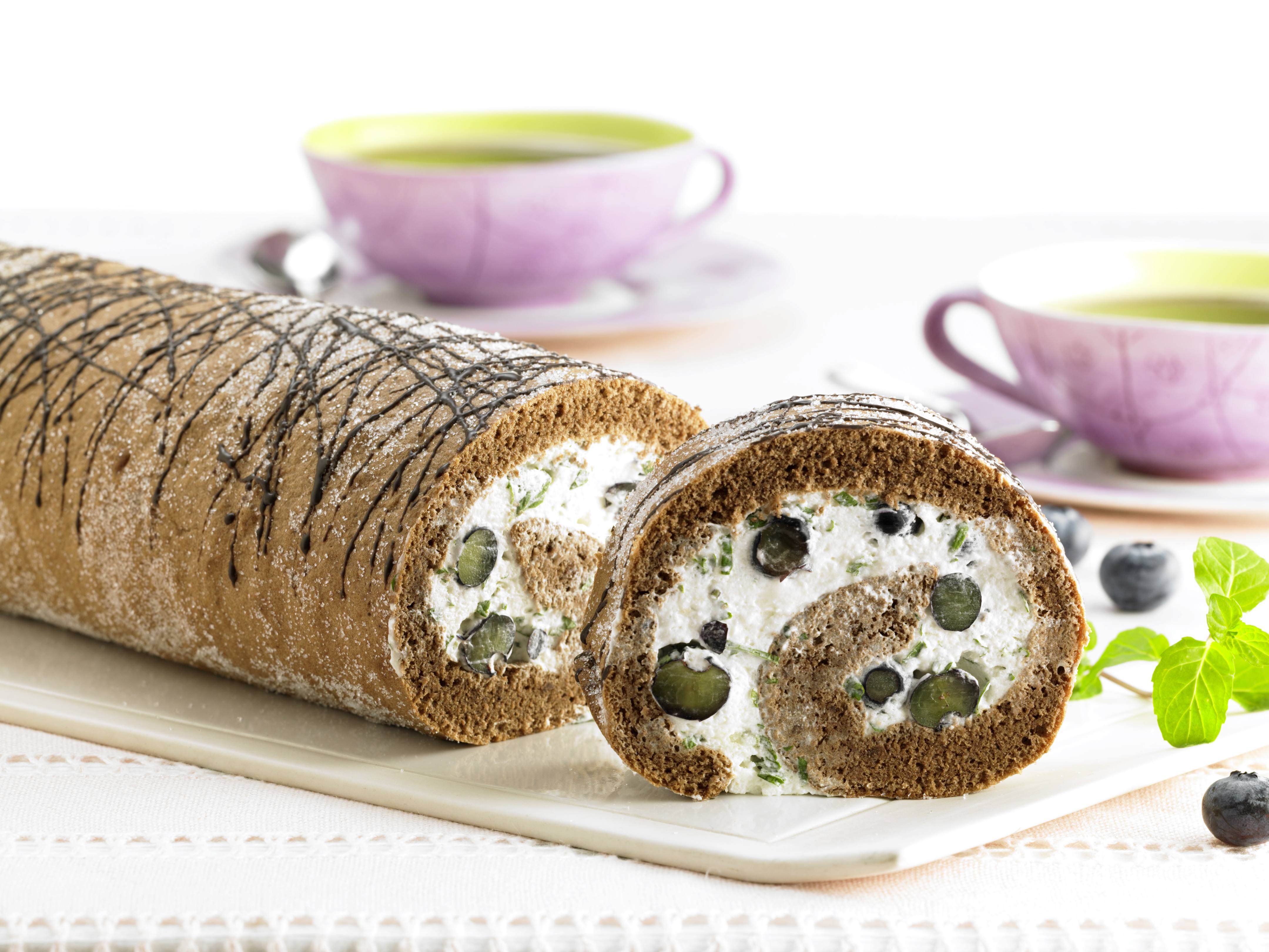 recipe image Dunkle Biskuitrolle mit Heidelbeercreme