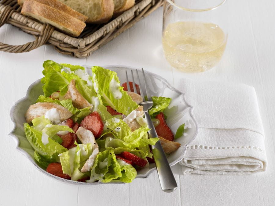 recipe image Salat mit Erdbeeren und Putenstreifen mit cremigem Parmesan-Dressing