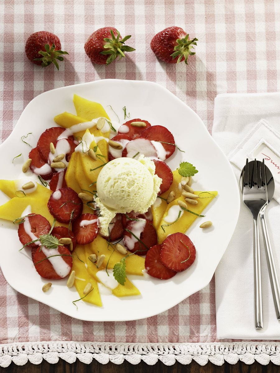 recipe image Erdbeer-Mango-Caprese