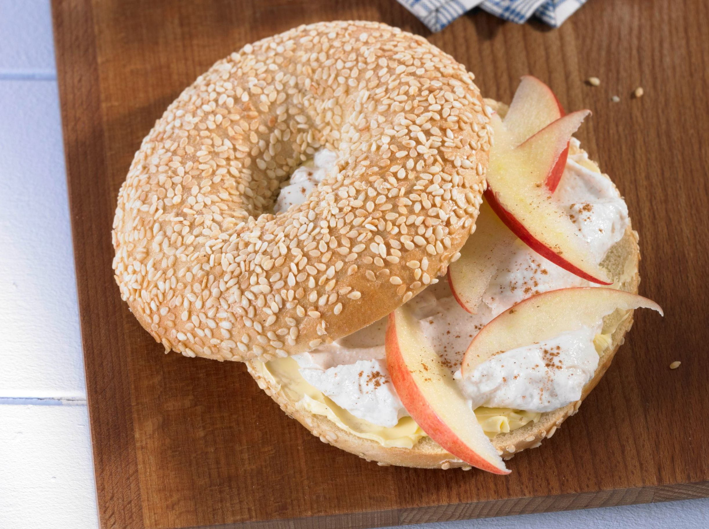 Bagel mit Apfel und Zimtquark | Rama