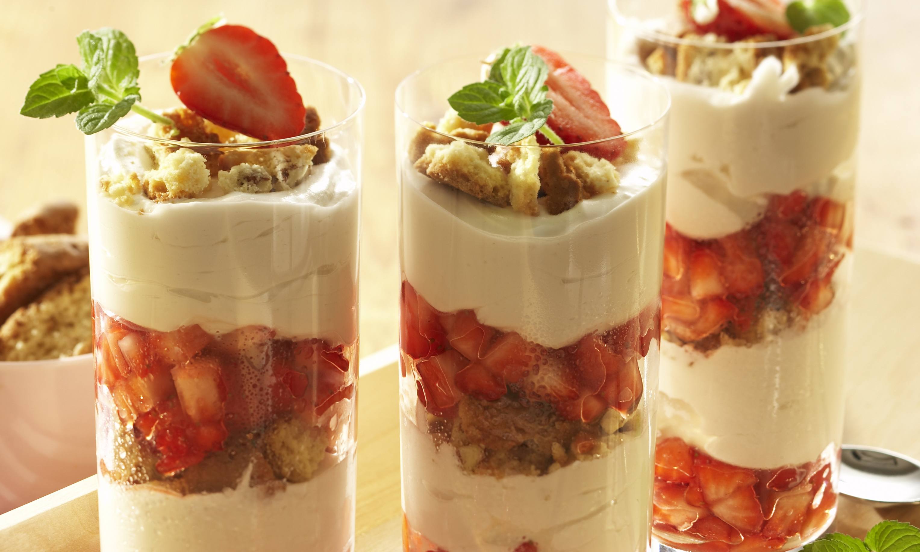 recipe image Mokkacreme mit Erdbeeren