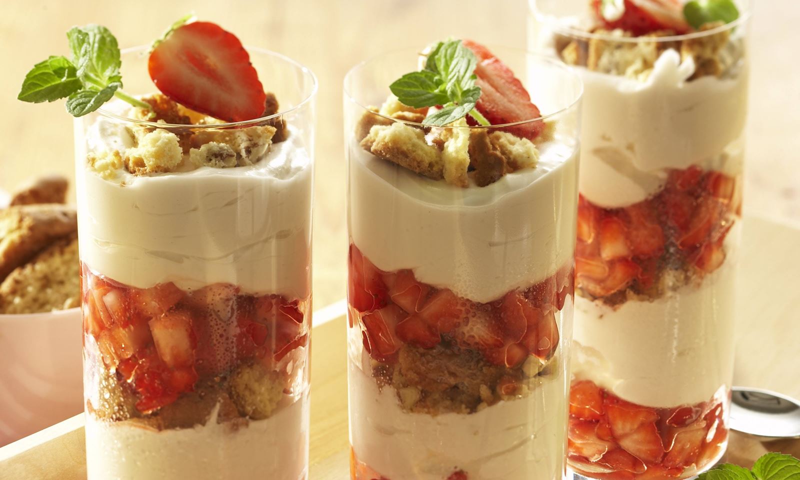 recipe image Mokkacreme mit Erdbeeren