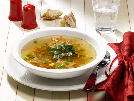 recipe image Klare Gemüsebouillon mit Pfannkuchensternen