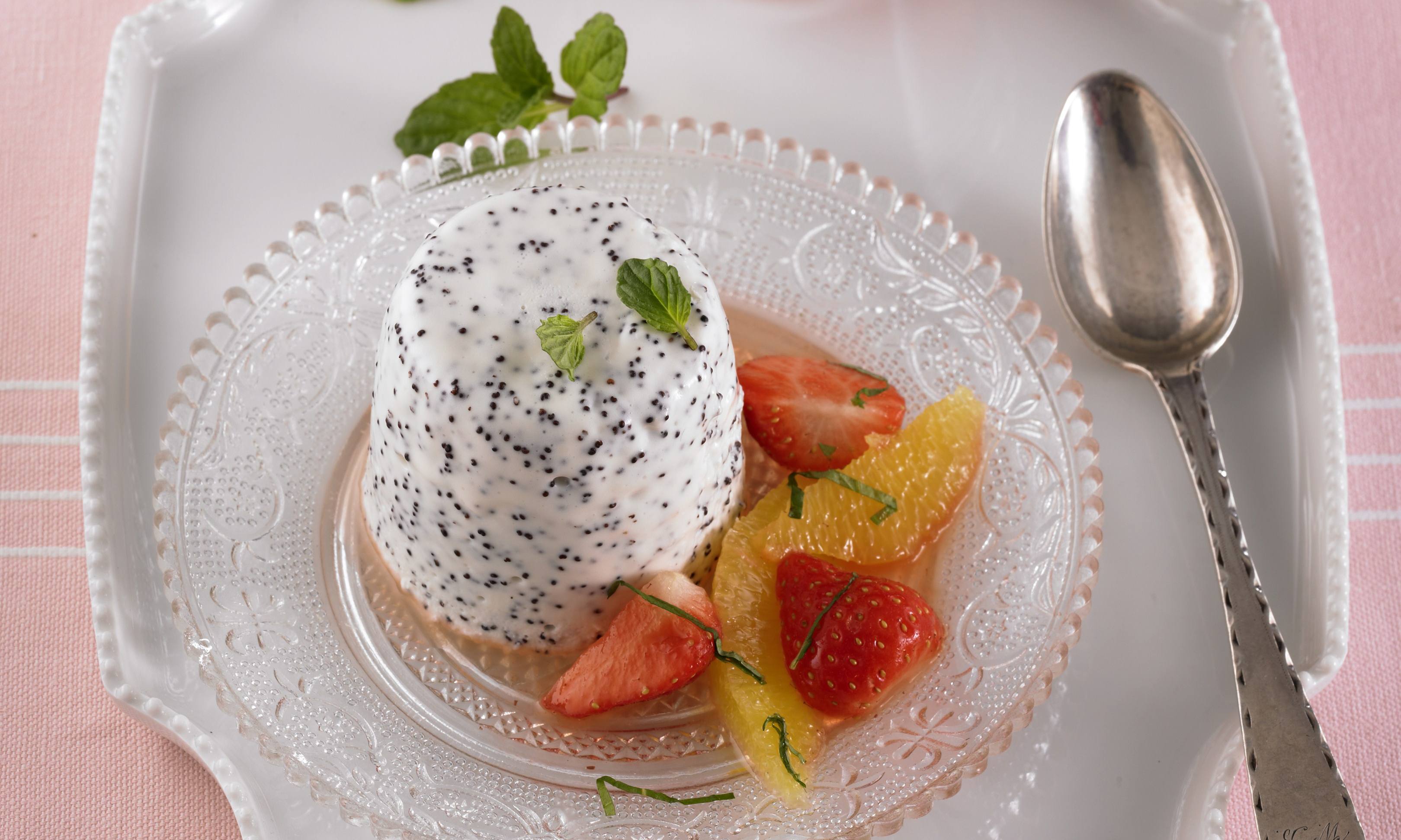 recipe image Mohn-Panna Cotta mit Erdbeer-Orangensalat