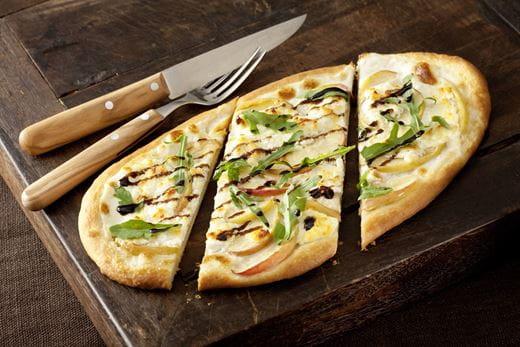 recipe image Flammkuchen mit Apfel, Ziegenkäse und Balsamico