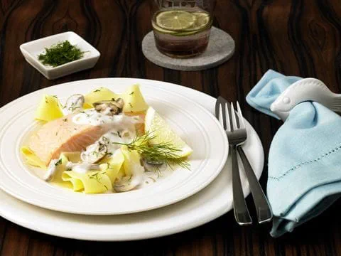 recipe image Lachsfilet auf Pappardelle und Waldpilzsoße