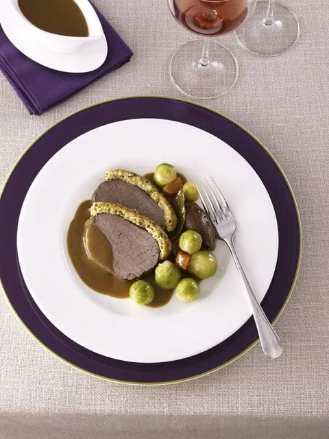 recipe image Hirschkeule mit Nusskruste und Rosenkohl