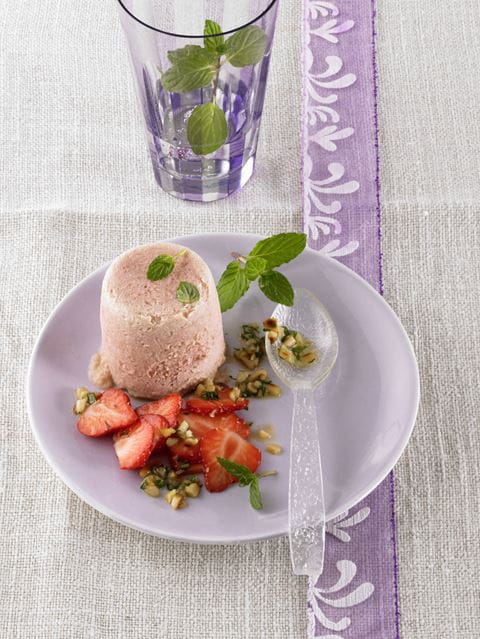 recipe image Rhabarber-Parfait mit Erdbeercarpaccio und süßem Pesto