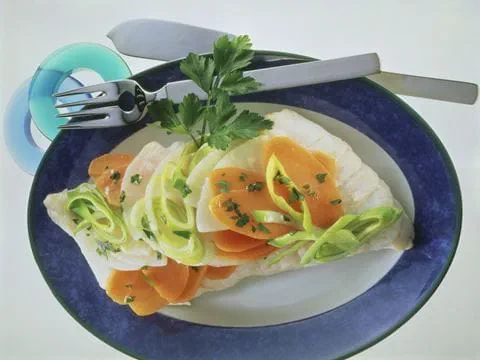 recipe image Rotbarschfilet mit Gemüsehaube