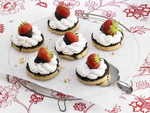 recipe image Erdbeertörtchen auf Marzipanboden