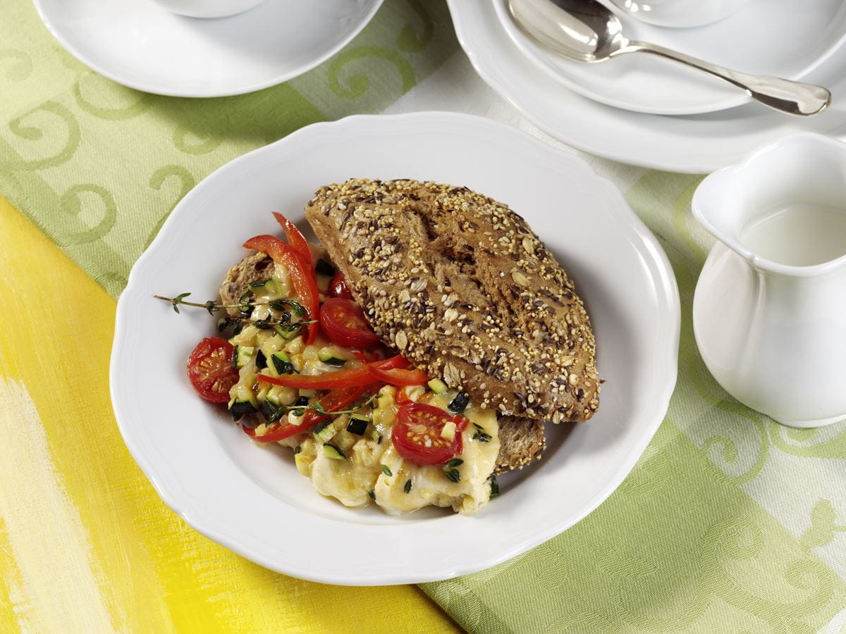 Gemüse-Rührei mit Körnerbrötchen Gemüse-Rührei mit Körnerbrötchen