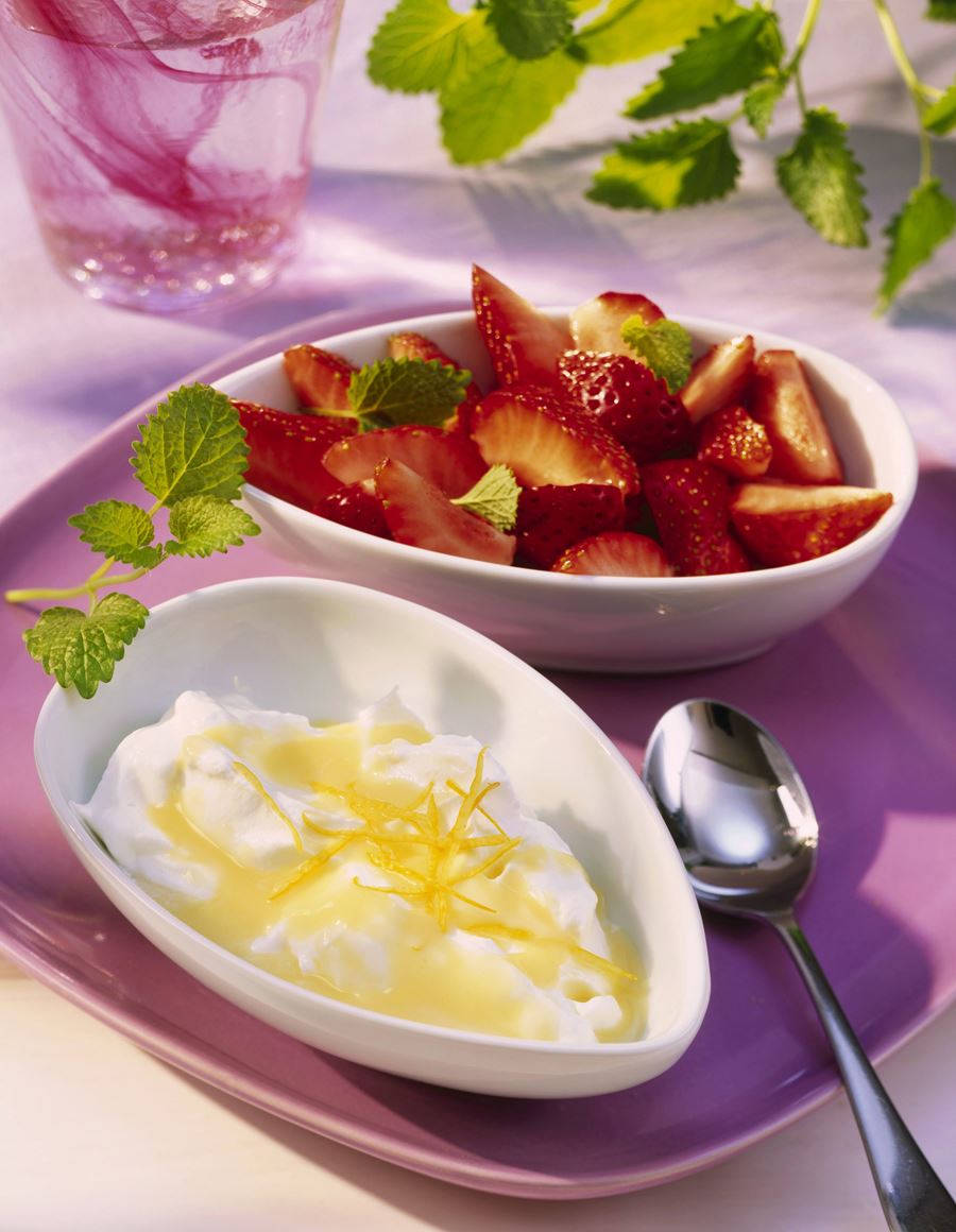 recipe image Ricottacreme mit Eierlikör und Erdbeersalat