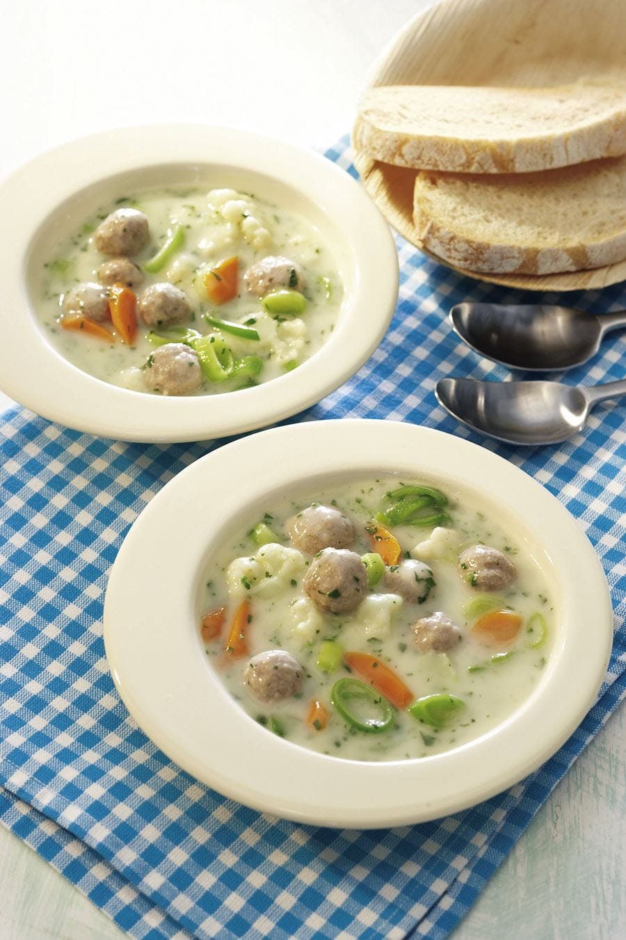 Gemüse-Hackbällchen-Suppe