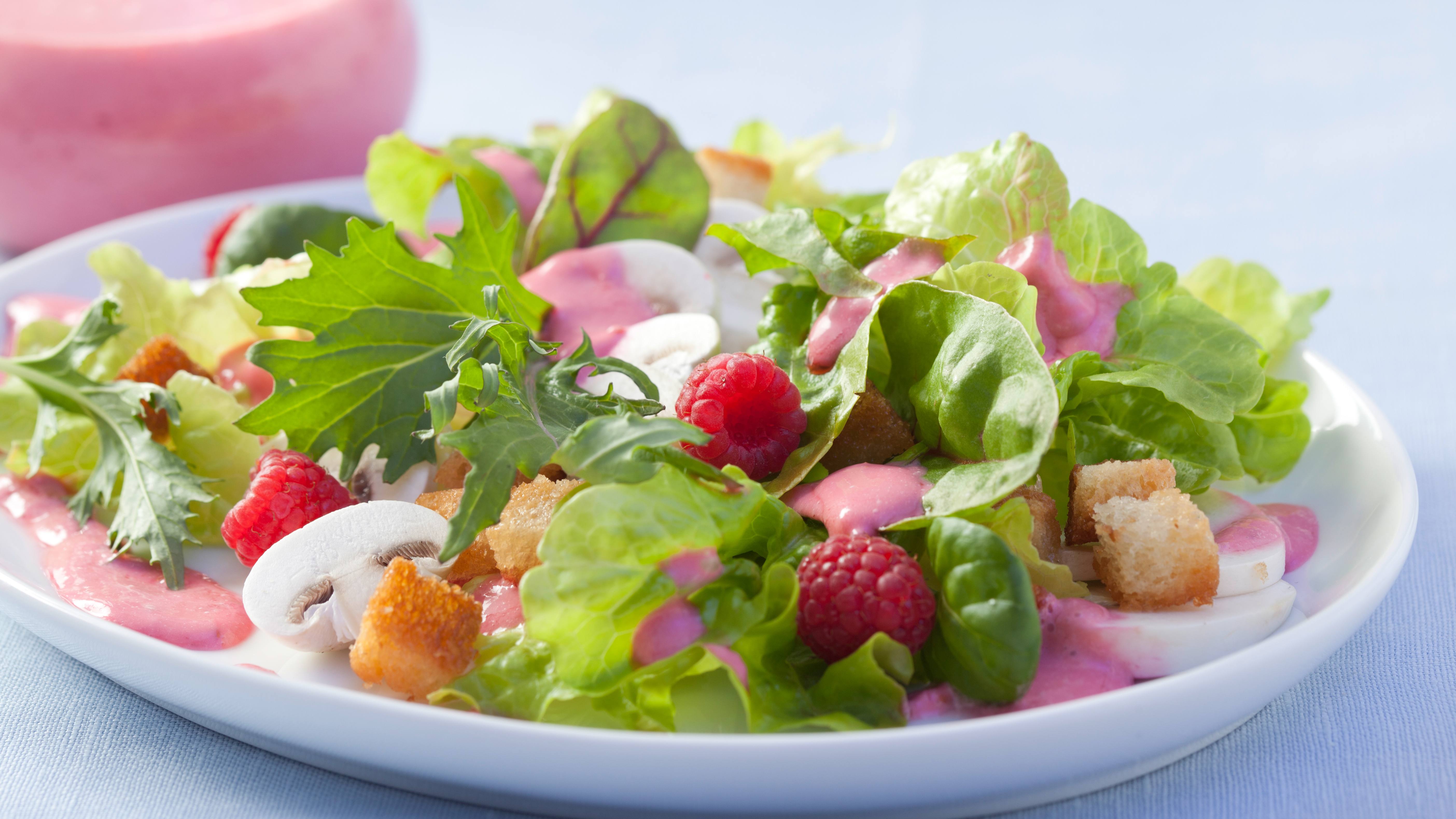 recipe image Grüner Salat mit Cremefine Himbeerdressing