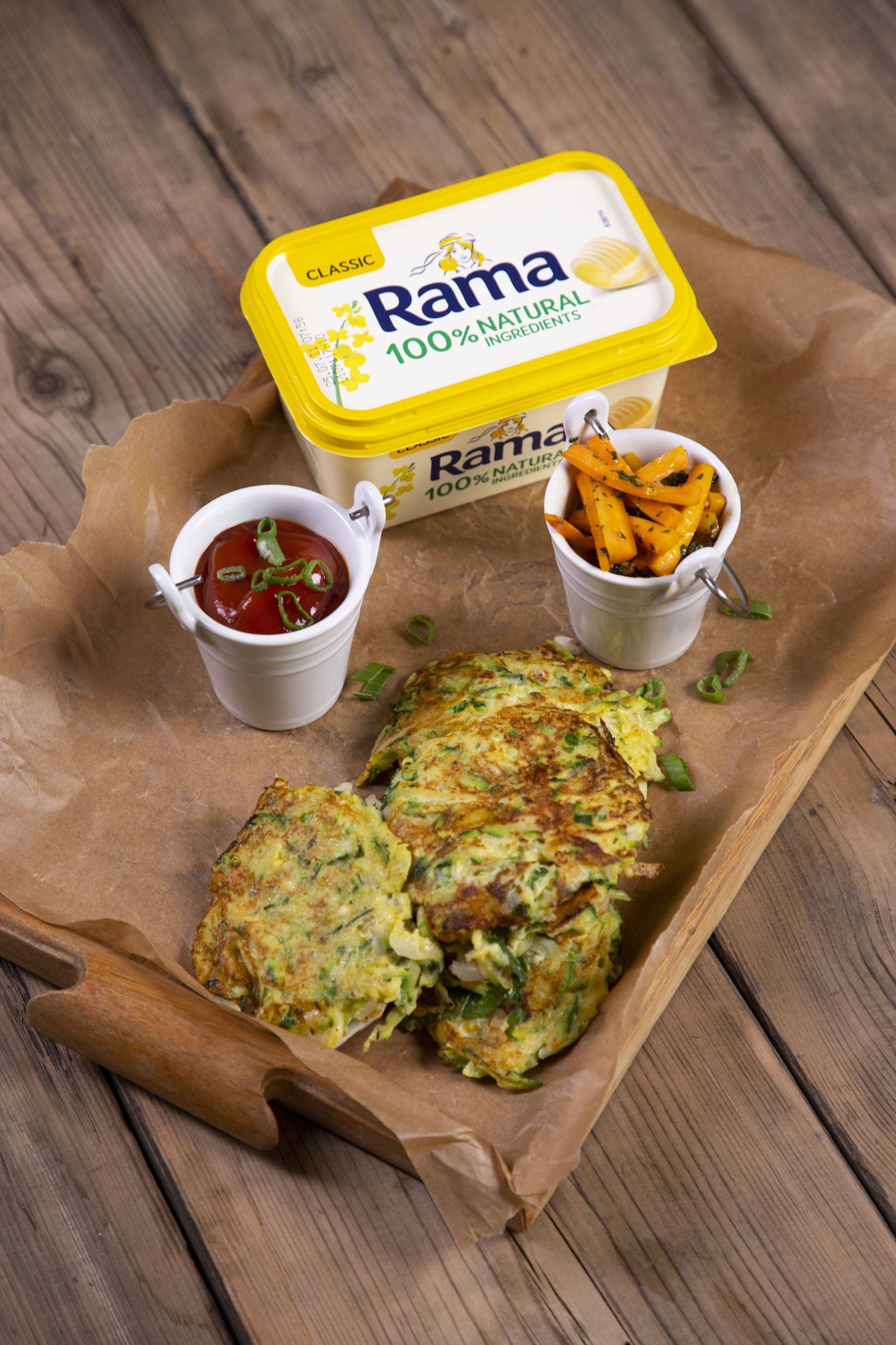recipe image Sajtos cukkinitócsni fokhagymás répával