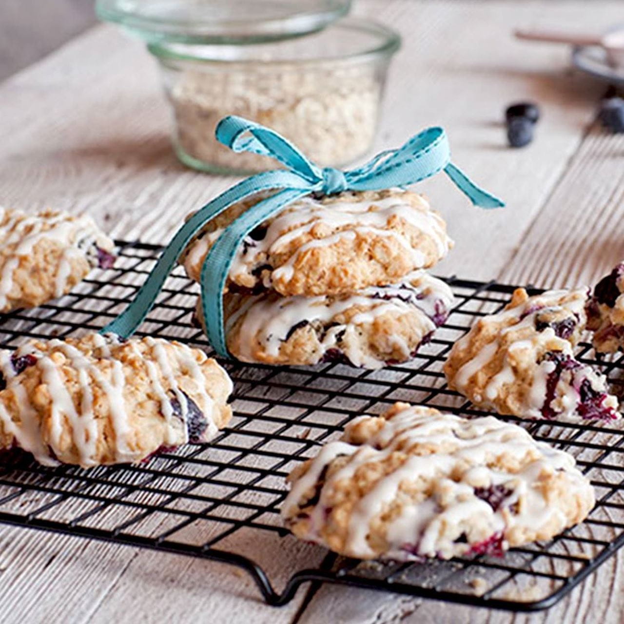 recipe image Áfonyás-fehércsokis zabsüti