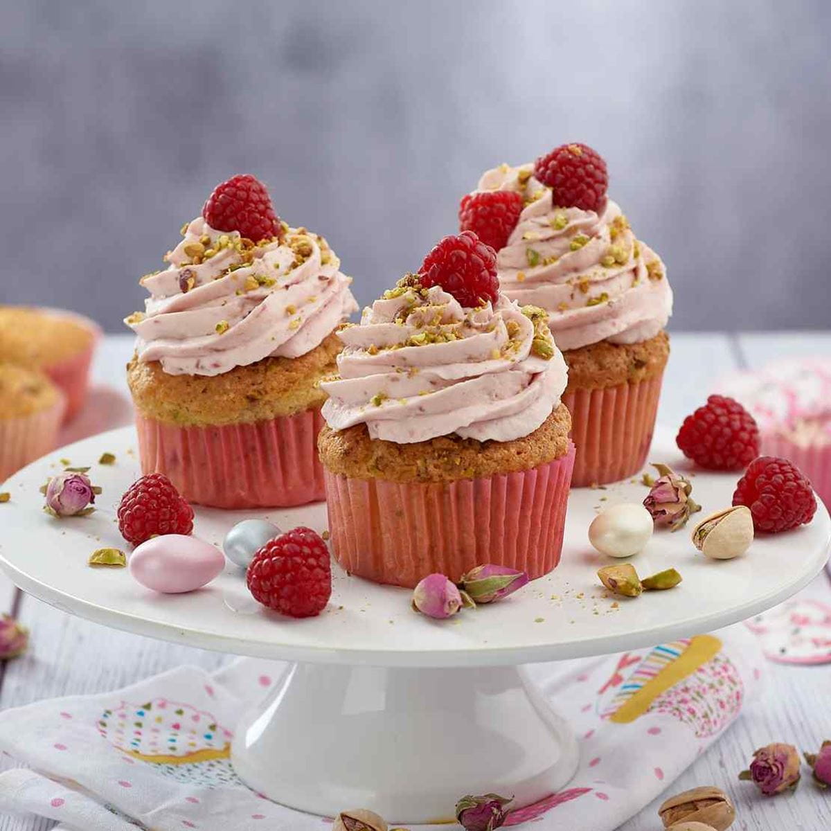 Málnás pisztáciás muffin rózsavízzel