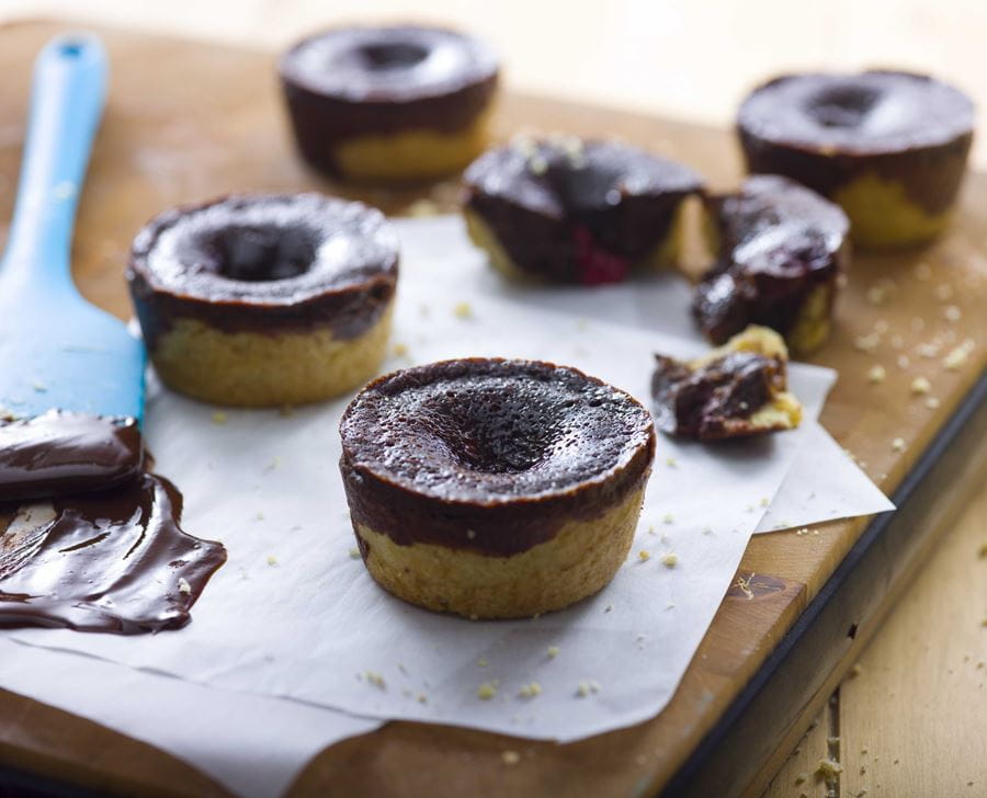 recipe image Briose cu ciocolata, alune si zmeura