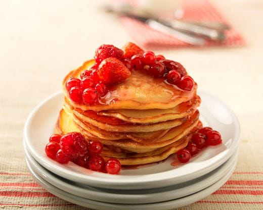 recipe image Pancakes cu fructe de padure si miere