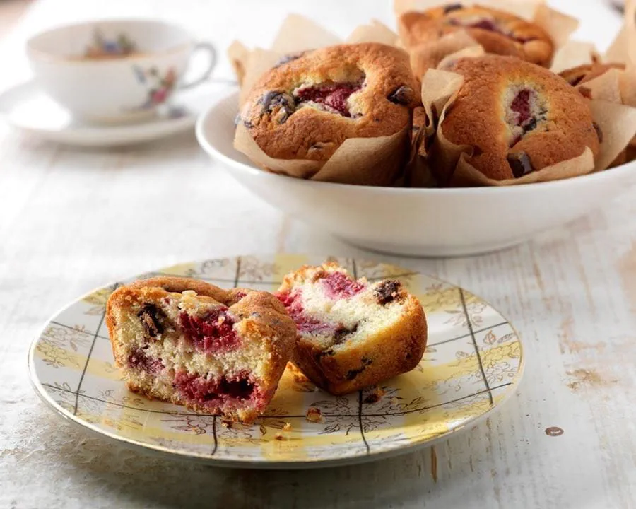 recipe image Briose cu ciocolata neagra si zmeura