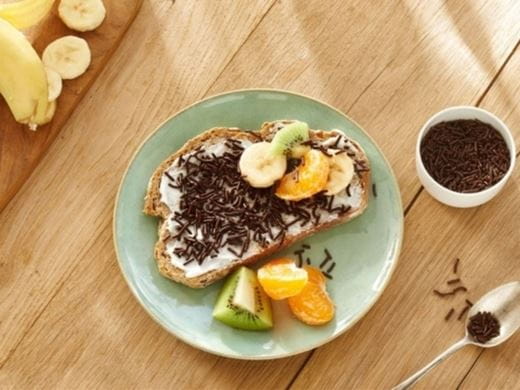 Pečivo, kiwi, čoko posypka, mandarinky