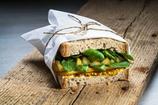 Sendvič s udený syrom, maslom a pickles