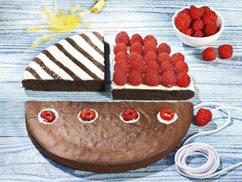recipe image Čokoladna torta z malinami v obliki ladje
