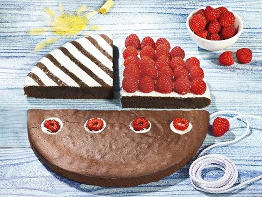 recipe image Čokoladna torta z malinami v obliki ladje